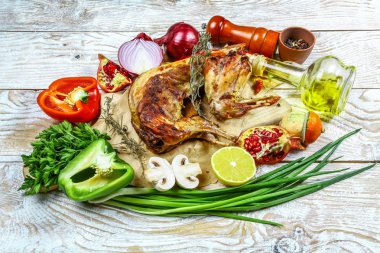 Ekşi krema sos ve taze sebze ile Kavrulmuş tavşan. Üstten görünüm. yemek tarifi, arka plan, afiş.