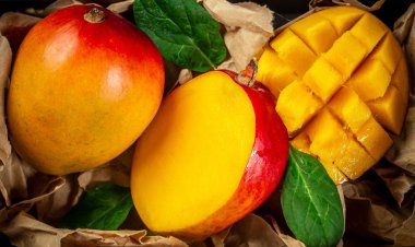 Meşhur Alphonso mangosu ahşap zemin üzerinde dilimler, Üst Manzara.
