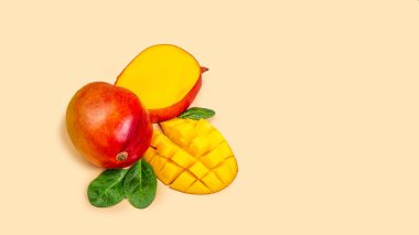 Taze ve güzel mango meyve dilimlenmiş doğranmış mango parçaları Isolated bej renkli bir arka plan kopya alanı metin, Tarih ile metin, en iyi görünüm için boş.