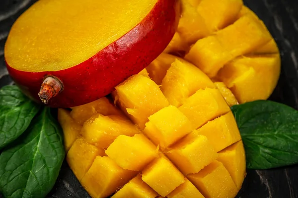 Close Owoce Mango Plasterkach Pokrojone Kawałki Mango Ciemnym Drewnianym Tle — Zdjęcie stockowe