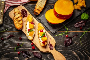 Tost krem peynir ve mango ile hizmet ahşap masa, rustik arka plan, üstten görünüm, kopya alanı.