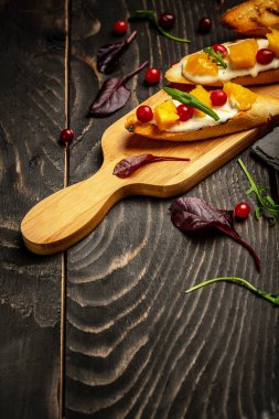Tost krem peynir ve mango ile ahşap masa üzerinde dikey görüntü servis. Mevsimlik hasat kırpma yerli malı kavramı. Otantik yaşam tarzı.