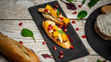 Tatlı crostini sandviç ricotta mango ile bütün ekmek tahıl. Temiz yemek, detoks, Vejetaryen gıda kavramı.