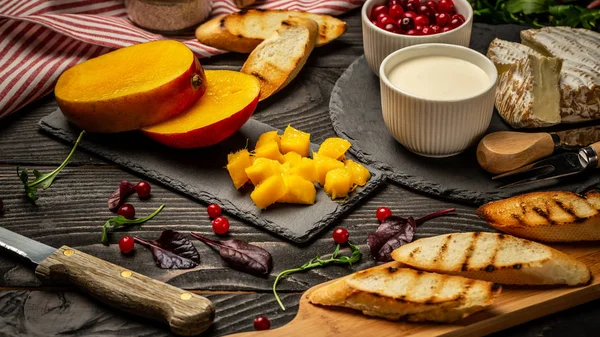 Taze Gıda Maddeleri Için Aperatifler Sandviçler Tost Krem Peynir Mango — Stok fotoğraf