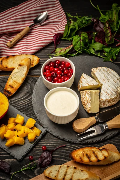 Taze Gıda Maddeleri Tatlı Berry Crostini Sandviçle Ricotta Mango Kızılcık — Stok fotoğraf