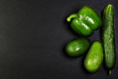 Şist tahtasında yeşil sebze, avokado, biber ve salatalık, sağlıklı beslenme konsepti, fotokopi alanı, üst görüş seti..