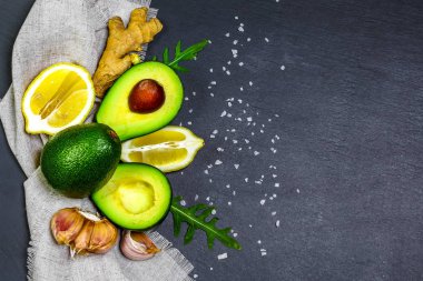 Avokado ve avokado yağı. taze organik ürünler. Sağlıklı gıda konsepti. Üst görünümü kopyala.