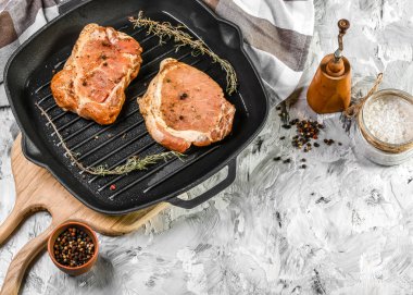 Demir tavada çiğ biftek, baharat ve otlarla güzel bir restoranda. Otantik yaşam tarzı görüntüsü. Üst Manzara. Boşluğu kopyala.