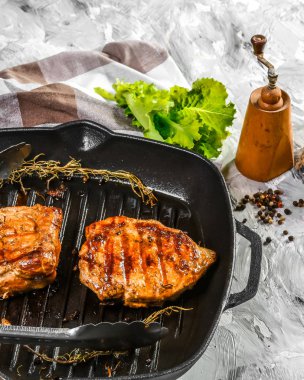 Demir tavada ızgara biftek ve baharat. Kopyalama alanı olan üst görünüm.