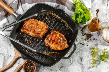 Izgara biftek ve baharatlar yakından izleniyor..