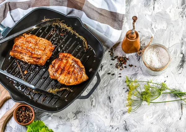 Yukarıdan yakından bakıldığında biberiyeli, sulu, kalın ızgara biftek. .