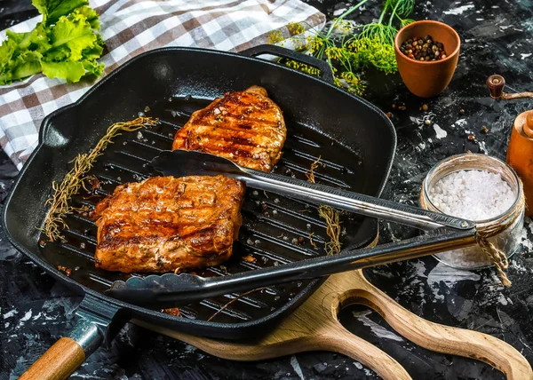 Bife Carne Ribeye Grelhado Panela Ferro Com Ervas Especiarias Vista — Fotografia de Stock