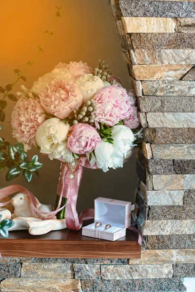 Kompozycja Kwiatowa Ślubny Różowy Bukiet Wstążką Butonierka Dwa Złote Pierścienie — Zdjęcie stockowe