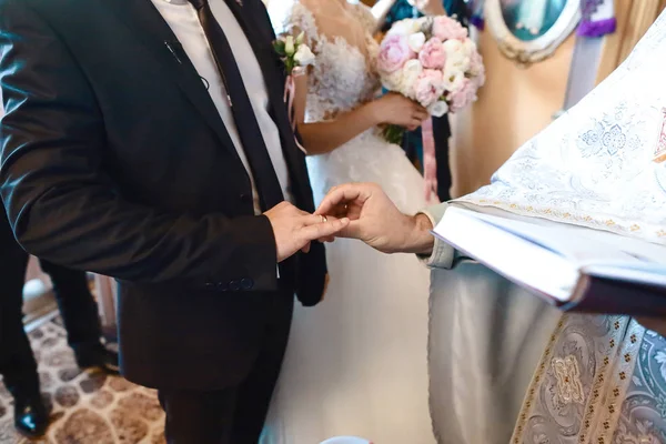Обмен Кольцами Время Православной Свадьбы Священник Носит Кольцо Невесты Жениха — стоковое фото