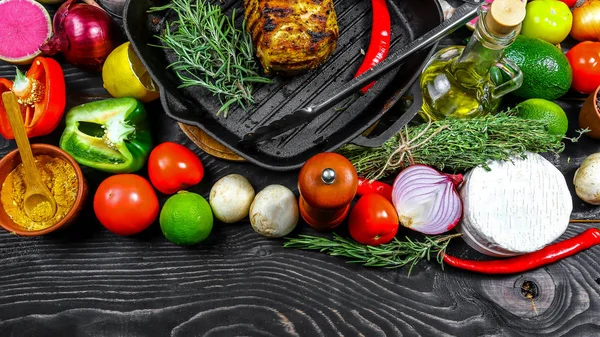 Gegrilltes Striploin Steak Mit Gewürzen Und Gemüse Auf Grill Eisenpfanne — Stockfoto