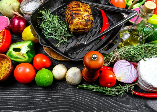 Lebensmittel Hintergrund Gegrilltes Striploin Steak Mit Gewürzen Und Gemüse Auf — Stockfoto