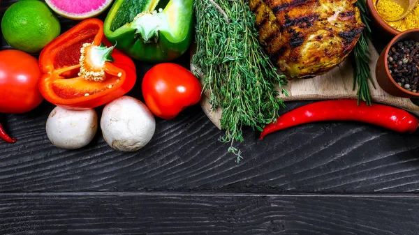 Grillfleisch Mit Gewürzen Und Gemüse Auf Rustikalem Tisch Lebensmittel Hintergrund — Stockfoto