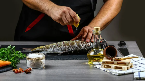 Acrescente Suco Limão Carpa Peixe Mãos Chef Fundo Preto Fundo — Fotografia de Stock