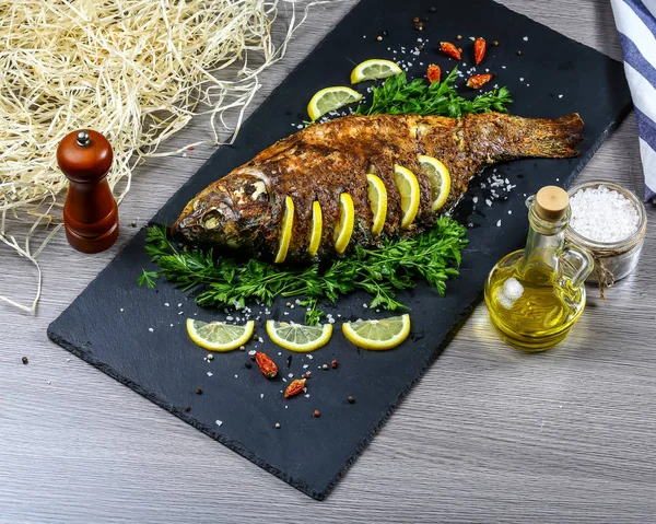 ハーブ レモン スパイスと大きな焼き鯉 トップビュー テキストの場所 食のコンセプト — ストック写真