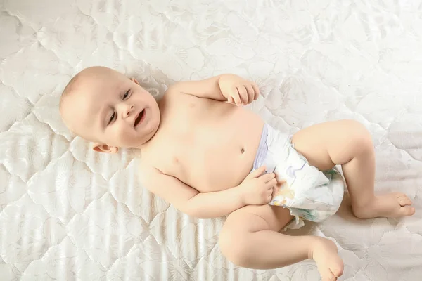 Pequeño Bebé Divertido Con Pañal Jugando Una Manta Punto Blanco — Foto de Stock