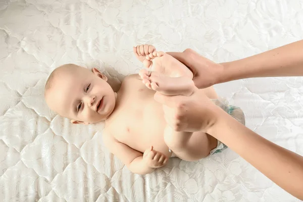 Cuidar Joven Madre Cambiando Pañal Bebé Casa Cambio Pañal Infantil —  Fotos de Stock