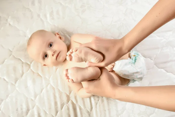 Madre Hace Masaje Pies Bebé Recién Nacido Cuidado Madre Estilo — Foto de Stock