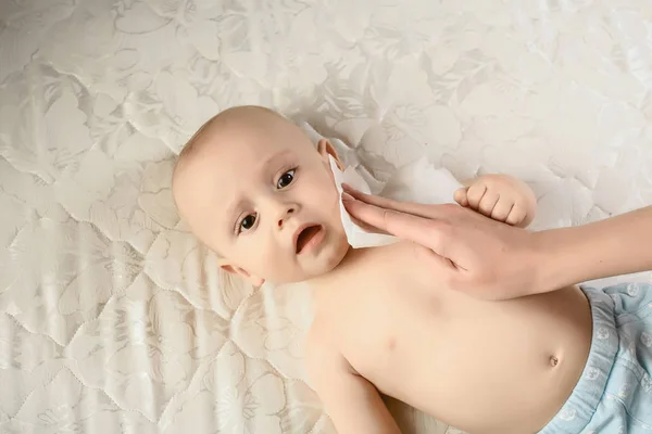 Гигиена Молодая Мама Тщательно Вытирает Тело Лицо Младенца Влажными Салфетками — стоковое фото