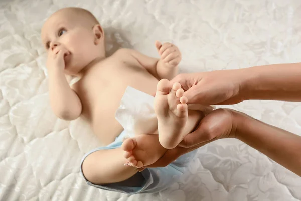 赤ん坊の足を閉じてください 子供の足だ 新生児について知るべきこと 概念を一掃し清潔で清潔な 幼児のおむつ交換とスキンケア — ストック写真