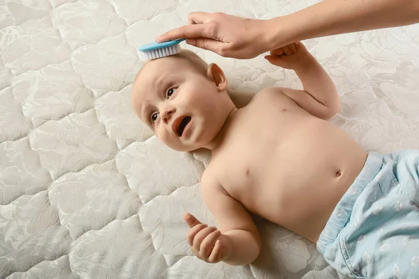 Madre Peinando Pelo Para Bebé Concepto Atención Recién Nacido Bebé — Foto de Stock