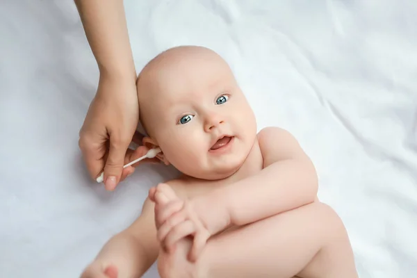 Gros Plan Portrait Bébé Mère Nettoie Ses Oreilles Bébé Avec — Photo