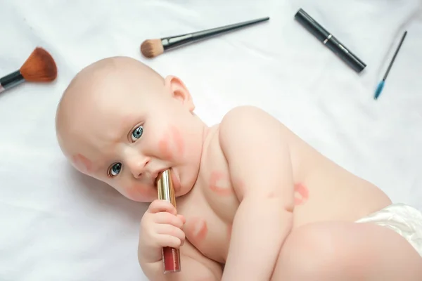 Retrato Bebê Recém Nascido Engraçado Com Beijos Batom Vermelho Pele — Fotografia de Stock
