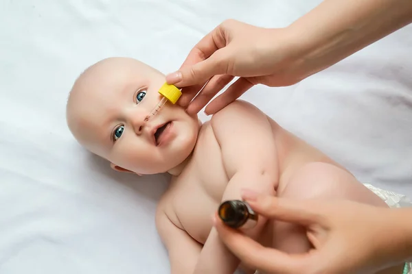 Mamá Deja Caer Nariz Bebé Recién Nacido Niño Enfermo Bebé — Foto de Stock