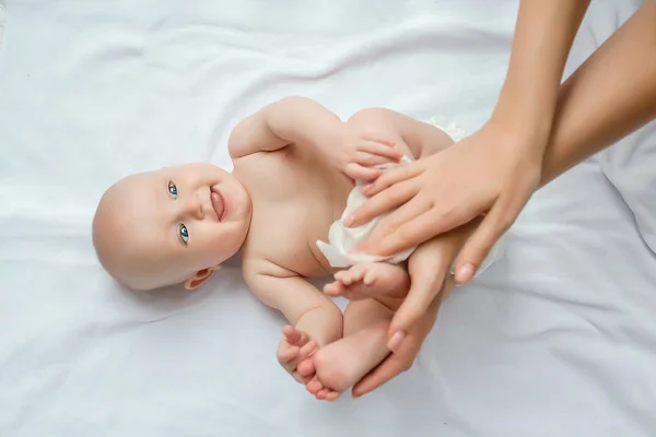 Madre Limpiando Limpia Cuerpo Pierna Del Bebé Con Tejido Húmedo —  Fotos de Stock