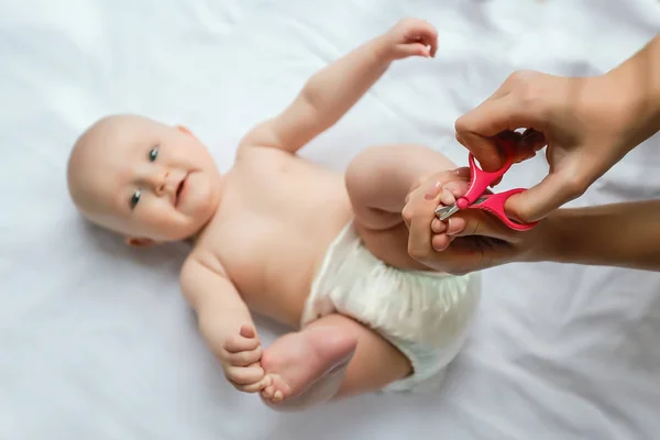 Pedicura Pies Pies Para Recién Nacidos Madre Cortando Uñas Los — Foto de Stock