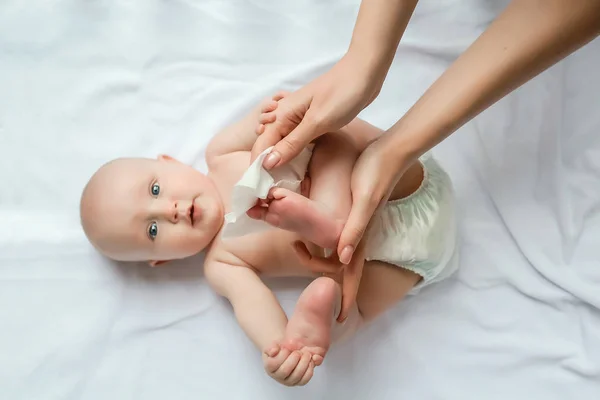 Recién Nacido Recibiendo Cambio Pañal Mamá Limpiando Trasero Del Bebé — Foto de Stock