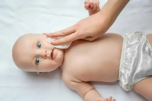 Mãe Limpar Limpar Bebê Corpo Por Tecido Molhado Trocar Fraldas — Fotografia de Stock