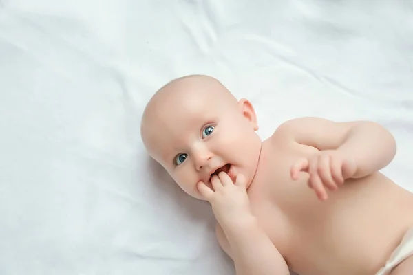 Engraçado Bebê Vestindo Uma Fralda Brincando Cobertor Malha Branca Berçário — Fotografia de Stock