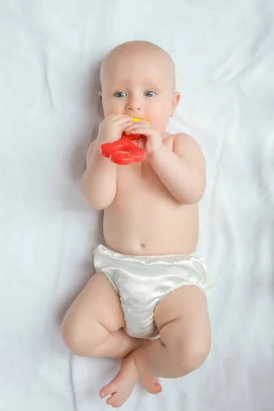 Engraçado Bebê Vestindo Uma Fralda Brincando Cobertor Malha Branca Berçário — Fotografia de Stock