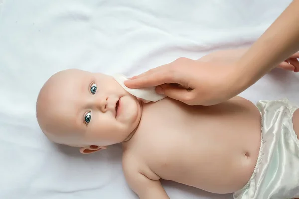 Higiene Mãe Jovem Limpando Corpo Perna Pele Bebê Com Toalhetes — Fotografia de Stock