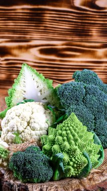 Romanesco brokoli ve karnabahar mutfak masasında koleksiyonu.