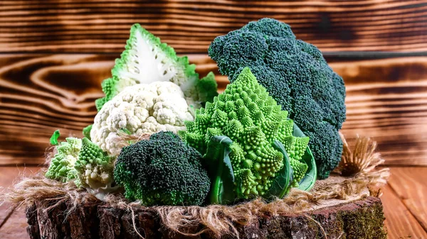 Färsk Grön Broccoli Trä Bakgrund Autentisk Livsstil Bild Kalorifattiga Näringsprodukter — Stockfoto