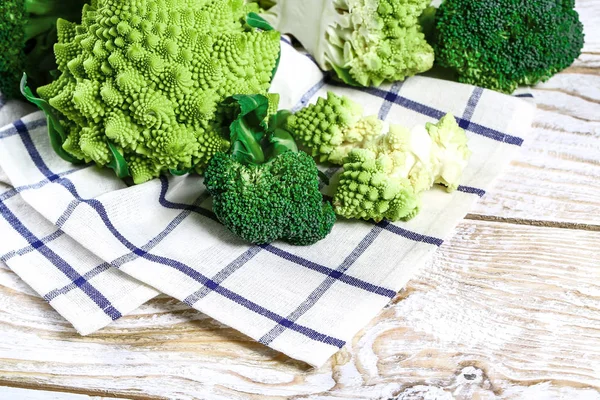 Samling Romanesco Broccoli Och Blomkål Köksbordet — Stockfoto