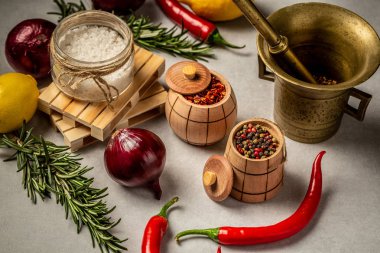 Balık ve tavuk pişirme ve tuz, soğan biber ve limon Mısır eski vintage tablo için karışık baharat.