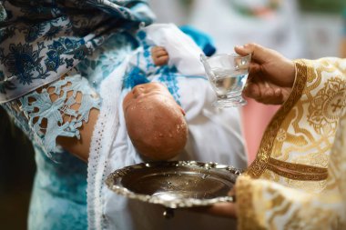 Kilisede vaftiz töreni, suyla kutsanmış, ayarlanmış