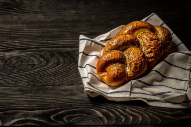 Challah, Yahudi ekmek, ev yapımı ekmek, geleneksel Yahudi ekmek, ahşap arka plan üzerinde Yahudi hamur işleri. Düz yatıyordu. kopya alanı.