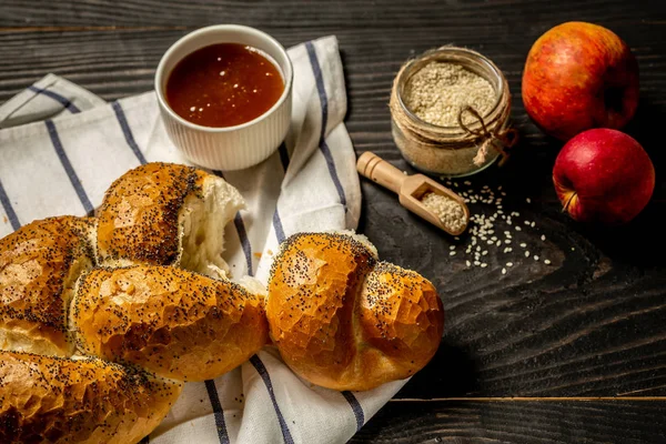 Traditionella Judiska Bröd Brun Challah Svart Trä Bakgrund Med Frukter — Stockfoto