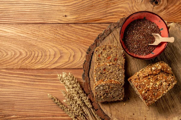 Nakrájený Žitný Chléb Dřevěné Pozadí Bobulemi Goji Celozrnný Žitný Chléb — Stock fotografie