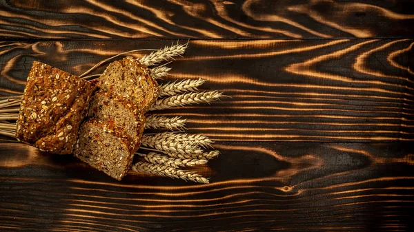 Zdravý Celozrnný Chléb Bobulemi Goji Semenem Krájený Žitný Chléb Dřevěném — Stock fotografie