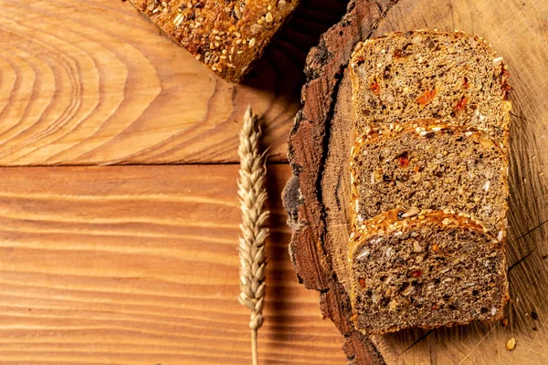 Годзі Ягідний Хліб Нарізаний Житній Хліб Дерев Яному Пні Пшеницею — стокове фото