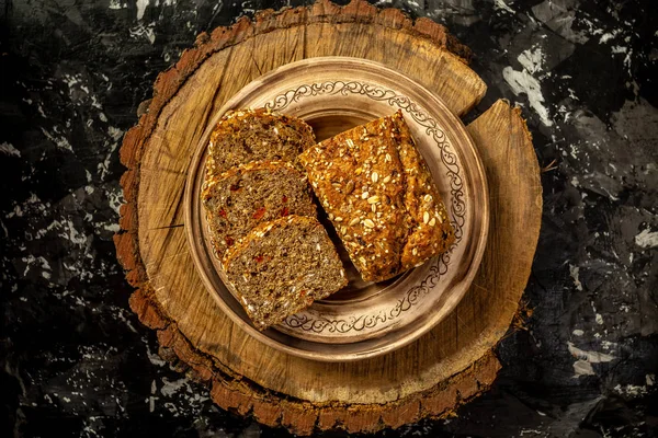 Laib Vollkornbrot Mit Goji Beere Und Samen Scheiben Auf Keramikteller — Stockfoto